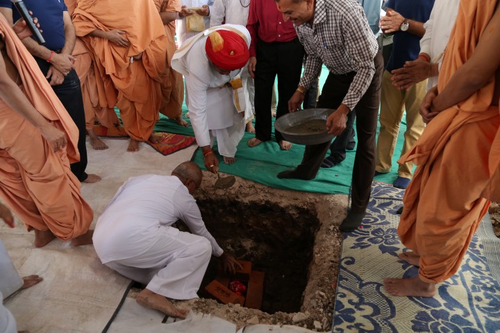 Acharya Bhuvan Khatmuhrat